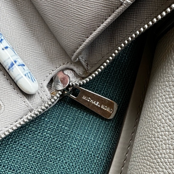 Michael Kors Jet Set Travel Continental Wristlet in Ash Grey - Picture 5 of 10